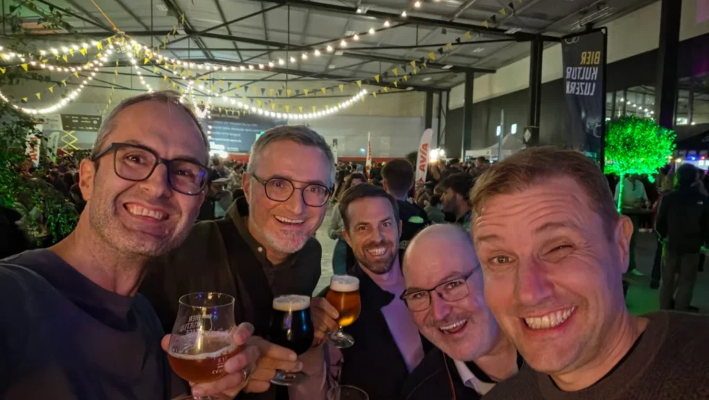 Fünf Vereinskollegen der BEOZ Association stossen mit Biergläsern an den Bier Kultur Tagen Luzern 2026 an.