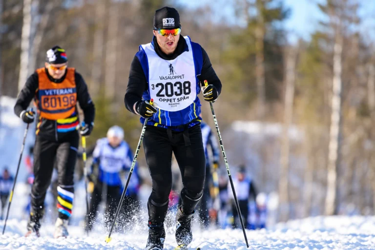 BEOZ-Mitglied Benno beim Vasaloppet 2024 auf Langlaufskiern im Schnee, mit schwarzer BEOZ-Mütze und Startnummer 2038 auf der Brust.