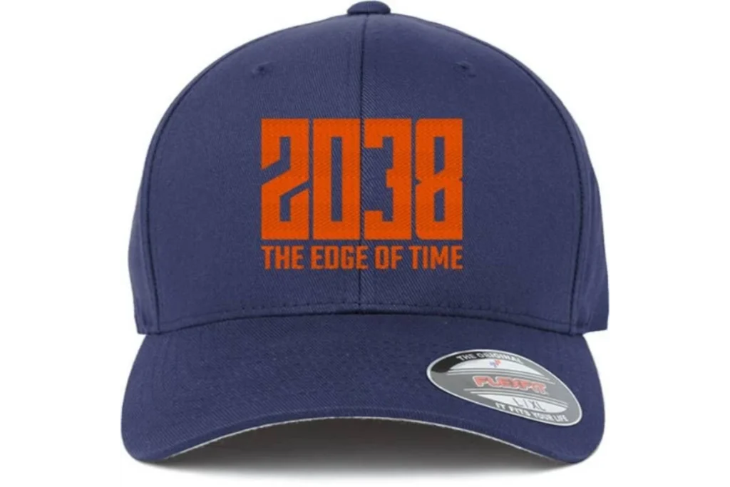Dunkelblaue Baseballcap mit orangefarbenem Aufdruck «2038 – The Edge of Time» auf der Vorderseite.